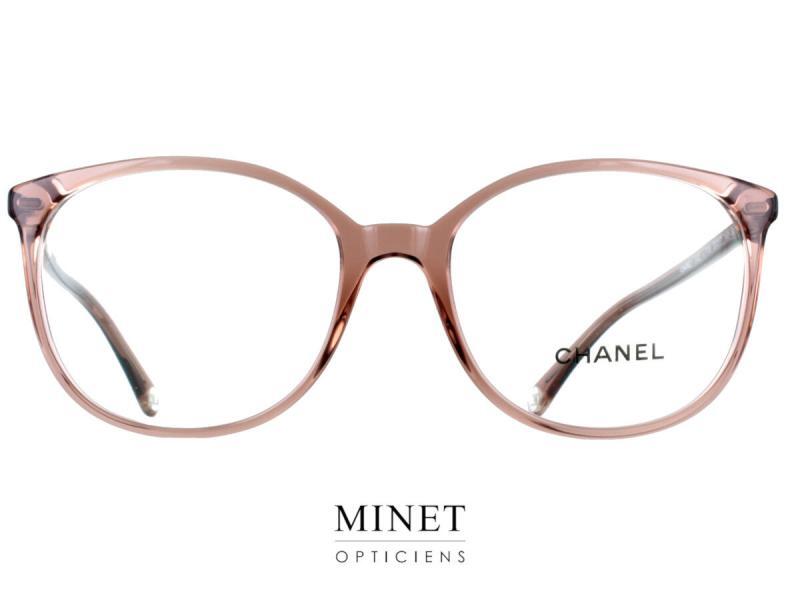 Les lunettes de vue Chanel 3432 sont des montures optiques intemporelles pour dames, conçues pour les femmes qui cherchent à ajouter une touche de sophistication à leur look. Ces lunettes sont de couleur nude, un choix de couleur élégant et tendance qui convient parfaitement à tous les types de peau. La forme actuelle de ces lunettes est assez grande, leur donnant une apparence moderne tout en restant élégantes. La face de la monture est faite d'acétate de haute qualité, un matériau léger et durable qui offre un confort optimal. Les branches sont également fabriquées en acétate et sont décorées avec l'emblématique logo Chanel en métal doré, un détail subtil qui renforce l'élégance de ces lunettes. Les charnières flexibles assurent un ajustement confortable et personnalisé. Ces lunettes de vue Chanel 3432 sont un choix parfait pour toutes les occasions. Que vous ayez besoin de lunettes pour le travail, pour une soirée habillée ou pour une journée décontractée, ces montures optiques seront votre allié parfait. Leur design intemporel les rend facilement adaptables à toutes les situations, tandis que la couleur nude les rend polyvalentes pour s'adapter à tous les styles vestimentaires. Chez l'opticien Minet, nous sommes conscients que les lunettes sont un accessoire important qui reflète votre personnalité et votre style de vie. Les lunettes de vue Chanel 3432 sont un choix de qualité pour les femmes qui cherchent à ajouter une touche de sophistication à leur look. La marque Chanel est synonyme de qualité et de prestige, et ces lunettes ne font pas exception à cette règle. En conclusion, les lunettes de vue Chanel 3432 sont un choix élégant et polyvalent pour les femmes souhaitant ajouter une touche de sophistication à leur look. Leur design intemporel et leur couleur nude les rendent facilement adaptables à toutes les situations, tandis que la qualité de fabrication et la marque Chanel garantissent un choix de confiance. Découvrez ces montures optiques exceptionnelles dès maintenant sur le site de l'opticien Minet.