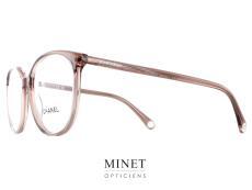 Les lunettes de vue Chanel 3432 sont des montures optiques intemporelles pour dames, conçues pour les femmes qui cherchent à ajouter une touche de sophistication à leur look. Ces lunettes sont de couleur nude, un choix de couleur élégant et tendance qui convient parfaitement à tous les types de peau. La forme actuelle de ces lunettes est assez grande, leur donnant une apparence moderne tout en restant élégantes. La face de la monture est faite d'acétate de haute qualité, un matériau léger et durable qui offre un confort optimal. Les branches sont également fabriquées en acétate et sont décorées avec l'emblématique logo Chanel en métal doré, un détail subtil qui renforce l'élégance de ces lunettes. Les charnières flexibles assurent un ajustement confortable et personnalisé. Ces lunettes de vue Chanel 3432 sont un choix parfait pour toutes les occasions. Que vous ayez besoin de lunettes pour le travail, pour une soirée habillée ou pour une journée décontractée, ces montures optiques seront votre allié parfait. Leur design intemporel les rend facilement adaptables à toutes les situations, tandis que la couleur nude les rend polyvalentes pour s'adapter à tous les styles vestimentaires. Chez l'opticien Minet, nous sommes conscients que les lunettes sont un accessoire important qui reflète votre personnalité et votre style de vie. Les lunettes de vue Chanel 3432 sont un choix de qualité pour les femmes qui cherchent à ajouter une touche de sophistication à leur look. La marque Chanel est synonyme de qualité et de prestige, et ces lunettes ne font pas exception à cette règle. En conclusion, les lunettes de vue Chanel 3432 sont un choix élégant et polyvalent pour les femmes souhaitant ajouter une touche de sophistication à leur look. Leur design intemporel et leur couleur nude les rendent facilement adaptables à toutes les situations, tandis que la qualité de fabrication et la marque Chanel garantissent un choix de confiance. Découvrez ces montures optiques exceptionnelles dès maintenant sur le site de l'opticien Minet.