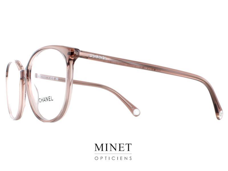 Les lunettes de vue Chanel 3432 sont des montures optiques intemporelles pour dames, conçues pour les femmes qui cherchent à ajouter une touche de sophistication à leur look. Ces lunettes sont de couleur nude, un choix de couleur élégant et tendance qui convient parfaitement à tous les types de peau. La forme actuelle de ces lunettes est assez grande, leur donnant une apparence moderne tout en restant élégantes. La face de la monture est faite d'acétate de haute qualité, un matériau léger et durable qui offre un confort optimal. Les branches sont également fabriquées en acétate et sont décorées avec l'emblématique logo Chanel en métal doré, un détail subtil qui renforce l'élégance de ces lunettes. Les charnières flexibles assurent un ajustement confortable et personnalisé. Ces lunettes de vue Chanel 3432 sont un choix parfait pour toutes les occasions. Que vous ayez besoin de lunettes pour le travail, pour une soirée habillée ou pour une journée décontractée, ces montures optiques seront votre allié parfait. Leur design intemporel les rend facilement adaptables à toutes les situations, tandis que la couleur nude les rend polyvalentes pour s'adapter à tous les styles vestimentaires. Chez l'opticien Minet, nous sommes conscients que les lunettes sont un accessoire important qui reflète votre personnalité et votre style de vie. Les lunettes de vue Chanel 3432 sont un choix de qualité pour les femmes qui cherchent à ajouter une touche de sophistication à leur look. La marque Chanel est synonyme de qualité et de prestige, et ces lunettes ne font pas exception à cette règle. En conclusion, les lunettes de vue Chanel 3432 sont un choix élégant et polyvalent pour les femmes souhaitant ajouter une touche de sophistication à leur look. Leur design intemporel et leur couleur nude les rendent facilement adaptables à toutes les situations, tandis que la qualité de fabrication et la marque Chanel garantissent un choix de confiance. Découvrez ces montures optiques exceptionnelles dès maintenant sur le site de l'opticien Minet.