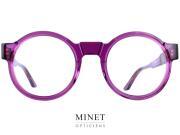 Les lunettes Kuboraum Maske K10 sont des montures optiques rondes pour femmes, qui allient style et originalité. La forme de ces lunettes est très ronde et assez grande, offrant une belle couverture du visage. La couleur violette transparente de la monture ajoute une touche de féminité et d'élégance à l'ensemble. L'une des caractéristiques les plus intéressantes de ces lunettes Kuboraum est la variation de l'épaisseur de la face. En effet, la monture joue avec les différents volumes, créant une sensation de mouvement et de dynamisme. Cette combinaison de formes et de couleurs crée une esthétique unique qui attire l'œil et captive l'attention. Les matériaux de haute qualité utilisés pour la fabrication de ces lunettes garantissent une grande résistance et une longue durée de vie. La monture est légère et confortable à porter, grâce à son design épuré et à ses matériaux de qualité supérieure. Les Kuboraum Maske K10 sont parfaites pour les femmes qui cherchent à ajouter une touche de sophistication à leur look quotidien. La couleur violette transparente est à la fois audacieuse et subtile, ce qui en fait un choix parfait pour celles qui cherchent à se démarquer sans être trop extravagantes. En résumé, les lunettes optiques Kuboraum Maske K10 sont une excellente option pour les femmes qui souhaitent ajouter une touche de style unique à leur look quotidien. La forme ronde et la couleur violette transparente leur donnent une esthétique moderne et tendance, tandis que les matériaux de qualité assurent une grande résistance et un confort optimal.