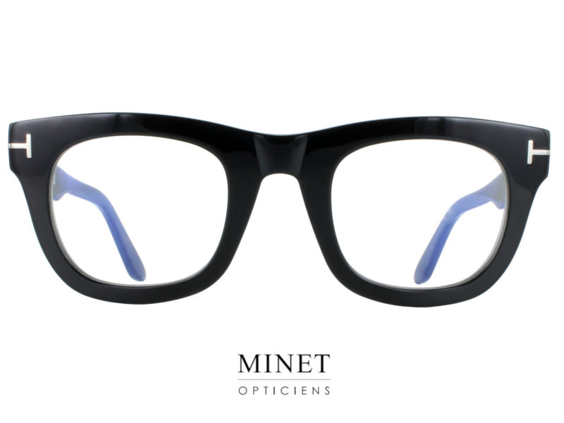 "Les lunettes optiques Tom Ford TF5872-B sont un accessoire incontournable pour les passionnés de mode et de style vintage. Leur forme rectangulaire, inspirée des années 50, est à la fois classique et élégante, ajoutant une touche de sophistication à n'importe quelle tenue. Leur couleur noire épaisse et mate leur donne une allure distinctive, avec des contours bien définis et une présence visuelle marquante. En plus de leur apparence saisissante, ces lunettes sont également très pratiques. Elles sont équipées, d'origine, de verres sans correction qui filtrent la lumière bleue nocive, offrant une protection supplémentaire pour les yeux et réduisant la fatigue oculaire. Cela les rend parfaites pour une utilisation prolongée devant un écran d'ordinateur ou une tablette. La monture est légère et confortable à porter, même pour une utilisation prolongée. La forme rectangulaire offre une vision claire, tandis que la couleur noire s'accorde facilement avec toutes les tenues, qu'elles soient décontractées ou formelles. Les Tom Ford TF5872-B sont donc une excellente option pour les personnes soucieuses de leur style et de leur confort. En fin de compte, les lunettes optiques Tom Ford TF5872-B combinent style et fonctionnalité, avec une forme vintage intemporelle et une technologie moderne pour protéger les yeux de la lumière bleue nocive. C'est une paire de lunettes qui conviendra parfaitement à tous ceux qui cherchent à allier élégance et confort."