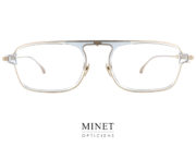 Les lunettes optiques Masunaga K3 (Kenzo Takada) Inazuma sont des montures rectangulaires en pur titane qui allient élégance et raffinement. Avec leur design épuré et leur hauteur de verre courte, elles offrent un aspect allongé à celui qui les porte. La monture est d'une grande qualité et assure une excellente résistance et longévité. L'une des particularités de ces lunettes est l'insert en celluloïd de couleur cristal entre les verres et les cerclages de la monture. Cette touche de cristal ajoute une élégance supplémentaire et apporte une note de sophistication à la monture. Les Masunaga K3 (Kenzo Takada) Inazuma sont des lunettes optiques haut de gamme qui sauront séduire les amateurs de design et de style. Leur pureté de ligne et leur esthétique raffinée en font un choix parfait pour ceux qui cherchent à affirmer leur personnalité avec élégance. Leur légèreté et leur confort de port sont également des atouts non négligeables qui en font une monture facile à porter au quotidien. Les verres sont faciles à changer selon les besoins de chacun, ce qui permet de les adapter parfaitement à toutes les corrections optiques. En somme, les Masunaga K3 (Kenzo Takada) Inazuma sont une monture optique de qualité supérieure, qui allie à la fois raffinement, élégance, légèreté et confort. Elle est idéale pour les personnes à la recherche d'une monture de haute qualité qui allie design, fonctionnalité et esthétique.