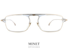 Les lunettes optiques Masunaga K3 (Kenzo Takada) Inazuma sont des montures rectangulaires en pur titane qui allient élégance et raffinement. Avec leur design épuré et leur hauteur de verre courte, elles offrent un aspect allongé à celui qui les porte. La monture est d'une grande qualité et assure une excellente résistance et longévité. L'une des particularités de ces lunettes est l'insert en celluloïd de couleur cristal entre les verres et les cerclages de la monture. Cette touche de cristal ajoute une élégance supplémentaire et apporte une note de sophistication à la monture. Les Masunaga K3 (Kenzo Takada) Inazuma sont des lunettes optiques haut de gamme qui sauront séduire les amateurs de design et de style. Leur pureté de ligne et leur esthétique raffinée en font un choix parfait pour ceux qui cherchent à affirmer leur personnalité avec élégance. Leur légèreté et leur confort de port sont également des atouts non négligeables qui en font une monture facile à porter au quotidien. Les verres sont faciles à changer selon les besoins de chacun, ce qui permet de les adapter parfaitement à toutes les corrections optiques. En somme, les Masunaga K3 (Kenzo Takada) Inazuma sont une monture optique de qualité supérieure, qui allie à la fois raffinement, élégance, légèreté et confort. Elle est idéale pour les personnes à la recherche d'une monture de haute qualité qui allie design, fonctionnalité et esthétique.