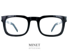Les lunettes Saint Laurent SL 581 sont une paire de lunettes rectangulaires pour hommes, dotées d'un style élégant et d'une qualité supérieure. Ces lunettes de soleil sont idéales pour les hommes qui souhaitent allier style et fonctionnalité. La monture rectangulaire de ces lunettes est en acétate noir, ce qui les rend à la fois légères et durables. L'acétate est un matériau synthétique qui offre une grande résistance aux chocs, aux rayures et à l'usure. La couleur noire de la monture ajoute une touche d'élégance et de sophistication à ces lunettes. Les branches de ces lunettes Saint Laurent SL 581 sont en métal chromé, ce qui les rend également résistantes et durables. Le métal chromé ajoute un aspect lisse et brillant à la monture, ce qui complète le look élégant et sophistiqué de ces lunettes. Les verres de ces lunettes sont photochromiques, ce qui signifie qu'ils s'adaptent automatiquement à la luminosité ambiante. Les verres foncent en présence de lumière intense et s'éclaircissent lorsqu'il fait plus sombre. Cette fonctionnalité est très pratique car elle permet aux porteurs de ces lunettes de se protéger efficacement contre les rayons UV tout en ayant une vision claire dans toutes les conditions d'éclairage. Ces lunettes Saint Laurent SL 581 sont également très confortables à porter grâce à leur forme rectangulaire et à leur design ergonomique. La forme rectangulaire des verres offre une couverture optimale et protège les yeux des rayons UV nocifs. Les plaquettes de nez en silicone garantissent un ajustement parfait et un confort optimal tout au long de la journée. En résumé, les lunettes Saint Laurent SL 581 sont une paire de lunettes de soleil élégantes et fonctionnelles pour hommes. Elles sont fabriquées à partir de matériaux de qualité supérieure tels que l'acétate et le métal chromé, ce qui les rend résistantes, légères et durables. Les verres photochromiques s'adaptent automatiquement à la luminosité ambiante, offrant ainsi une protection optimale contre les rayons UV tout en offrant une vision claire dans toutes les conditions d'éclairage. Ces lunettes sont également très confortables à porter grâce à leur forme rectangulaire et à leur design ergonomique. Si vous recherchez une paire de lunettes de soleil élégantes et fonctionnelles pour hommes, les lunettes Saint Laurent SL 581 sont un excellent choix.