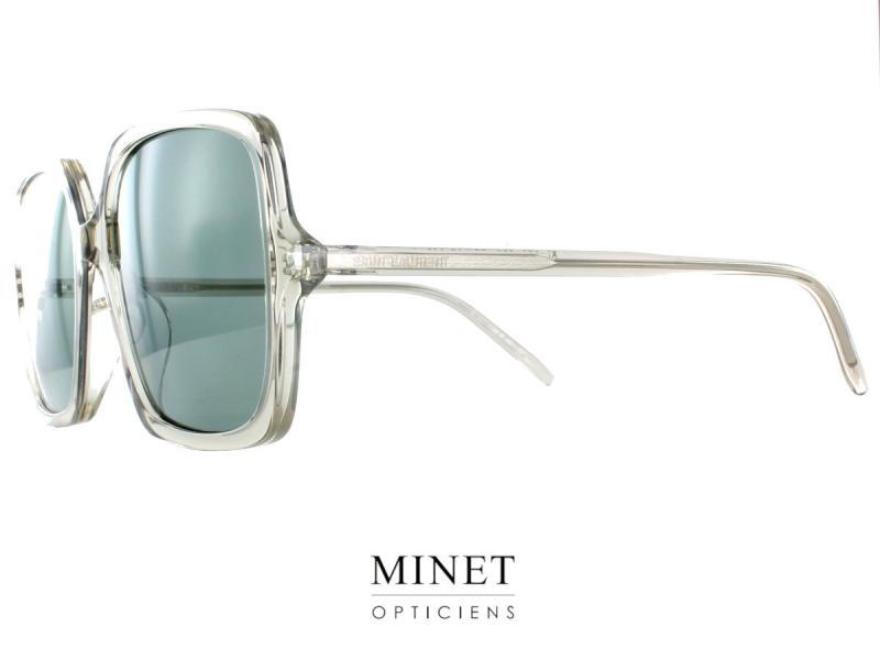 es lunettes solaires Saint Laurent SL 591 sont des accessoires indispensables pour toutes les femmes qui aiment avoir du style tout en protégeant leurs yeux des rayons du soleil. Avec leur design carré et oversized, elles sont parfaites pour celles qui cherchent à se démarquer avec une paire de lunettes élégante et sophistiquée. Les montures sont disponibles en différentes couleurs, dont le cristal fumé gris qui ajoute une touche de mystère et de sophistication. La marque Saint Laurent est connue pour son sens de la mode intemporelle et de haute qualité. Les SL 591 ne font pas exception. Les montures sont faites à la main en Italie à partir de matériaux de qualité supérieure, ce qui leur confère une durabilité exceptionnelle. Les verres G15 offrent une excellente protection contre les rayons UV, tout en réduisant l'éblouissement. Cela permet une vision plus claire et confortable, même dans des conditions de forte luminosité. Le choix de la couleur des verres est également important pour le style et l'expression de votre personnalité. Les verres G15 sont verts, ce qui ajoute une touche de fraîcheur et d'originalité.