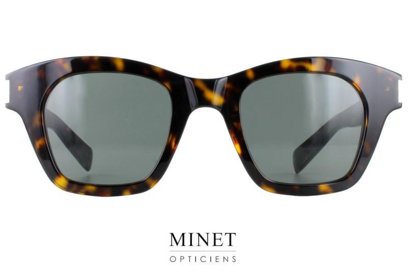 Les lunettes de soleil Saint Laurent SL 592 sont une paire de lunettes pour dames qui ne manquera pas de faire tourner les têtes. La monture épaisse de la paire est une imitation de l'écaille de tortue jaspée de taille moyenne. Les verres gris-vert de la paire ajoutent une touche de sophistication qui s'harmonise parfaitement avec la monture. Les branches des lunettes de soleil Saint Laurent SL 592 sont également une caractéristique remarquable de la paire. Siglé de la griffe Saint Laurent, elles ajoutent une touche de raffinement à la paire tout en assurant un ajustement parfait. De plus, la face est ornée de petits rectangles chromés de chaque côté des charnières, ce qui ajoute une touche de glamour supplémentaire à cette paire de lunettes déjà impressionnante. La paire de lunettes de soleil Saint Laurent SL 592 est un choix idéal pour les femmes qui cherchent à faire une déclaration audacieuse avec leur style. Les verres gris-vert sont non seulement élégants, mais ils offrent également une excellente protection contre les rayons UV nocifs du soleil. De plus, la monture épaisse de la paire assure une protection supplémentaire contre les rayons du soleil qui peuvent entrer par les côtés des lunettes. Enfin, il est important de souligner que la paire de lunettes de soleil Saint Laurent SL 592 est fabriquée avec des matériaux de haute qualité et une attention particulière aux détails. Chaque paire est soigneusement fabriquée pour garantir une qualité supérieure, ce qui en fait une option de choix pour les femmes qui recherchent à la fois le style et la fonctionnalité. En conclusion, les lunettes de soleil Saint Laurent SL 592 sont une paire de lunettes pour dames élégante, sophistiquée et résolument tendance. Avec leur monture épaisse en imitation d'écaille de tortue jaspée, leurs verres gris-vert et leurs branches siglées Saint Laurent, elles offrent un look unique et inoubliable qui ne manquera pas d'impressionner. De plus, leur qualité supérieure garantit une protection contre les rayons UV nocifs tout en assurant une esthétique irréprochable.