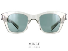 Les lunettes de soleil Saint Laurent SL 592 cristal sont une paire de lunettes pour dames qui ne manquera pas de faire tourner les têtes. La monture épaisse de la paire est une imitation de l'écaille de tortue jaspée de taille moyenne. Les verres gris-vert de la paire ajoutent une touche de sophistication qui s'harmonise parfaitement avec la monture.