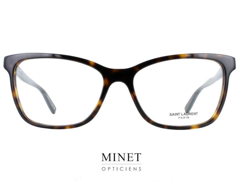 Saint Laurent SL 503 Les montures optiques SL503 de Saint Laurent sont une combinaison réussie d'esthétique classique et de modernité.  Elle offrent à leurs porteurs un style intemporel avec une touche de sophistication. Ces montures rectangulaires légèrement papillonnantes sont conçues pour s'adapter à une variété de formes de visage, alliant le confort et la qualité de l'acétate. La monture en acétate imitation écaille de tortue est rehaussée de détails subtils en sur les branches. cette finition ajoute une touche d'élégance et de sophistication. Les branches légèrement évasées assurent un maintien sûr et confortable pour une utilisation prolongée.