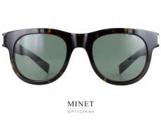 Les lunettes solaires Saint Laurent SL 571 sont une paire de solaires haut de gamme pour hommes qui offrent un style vintage élégant et intemporel. La monture de ces solaires est de couleur écaille, avec une texture riche et profonde qui attire l'attention et qui peut être assortie à une grande variété de tenues. Les verres G15 ajoutent une touche de sophistication supplémentaire à ces lunettes, offrant une excellente protection contre les rayons UV nocifs tout en créant une apparence discrète et classique. Le design de la monture est un véritable point fort de ces lunettes solaires. De forme vintage, elles ont des lignes épurées et une forme carrée classique qui est à la fois élégante et intemporelle. Les branches larges et solides donnent un aspect masculin à ces solaires, tout en offrant un grand confort et une excellente tenue. Les verres G15 sont un autre point fort de ces solaires Saint Laurent. Leur teinte verte foncée crée une apparence discrète et sophistiquée, tandis que leur capacité à filtrer les rayons UV nocifs protège les yeux des effets néfastes du soleil. Les verres sont également traités pour minimiser les reflets et améliorer la clarté visuelle, pour une vision nette et précise même dans les conditions les plus lumineuses. Les solaires Saint Laurent SL 571 sont un excellent choix pour ceux qui recherchent une paire de lunettes solaires de qualité supérieure avec un design classique et une protection solaire efficace. La monture en écaille est élégante et facile à assortir, tandis que les verres G15 ajoutent une touche sophistiquée tout en protégeant efficacement les yeux contre les rayons UV. Les branches larges offrent un grand confort et une excellente tenue, et la forme carrée classique convient à une grande variété de visages. Que ce soit pour une journée en ville ou une journée ensoleillée à la plage, ces solaires sont le choix parfait pour les hommes qui veulent un style élégant et intemporel avec une protection solaire efficace.