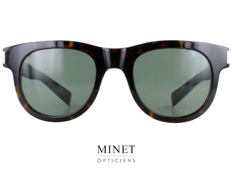 Les lunettes solaires Saint Laurent SL 571 sont une paire de solaires haut de gamme pour hommes qui offrent un style vintage élégant et intemporel. La monture de ces solaires est de couleur écaille, avec une texture riche et profonde qui attire l'attention et qui peut être assortie à une grande variété de tenues. Les verres G15 ajoutent une touche de sophistication supplémentaire à ces lunettes, offrant une excellente protection contre les rayons UV nocifs tout en créant une apparence discrète et classique. Le design de la monture est un véritable point fort de ces lunettes solaires. De forme vintage, elles ont des lignes épurées et une forme carrée classique qui est à la fois élégante et intemporelle. Les branches larges et solides donnent un aspect masculin à ces solaires, tout en offrant un grand confort et une excellente tenue. Les verres G15 sont un autre point fort de ces solaires Saint Laurent. Leur teinte verte foncée crée une apparence discrète et sophistiquée, tandis que leur capacité à filtrer les rayons UV nocifs protège les yeux des effets néfastes du soleil. Les verres sont également traités pour minimiser les reflets et améliorer la clarté visuelle, pour une vision nette et précise même dans les conditions les plus lumineuses. Les solaires Saint Laurent SL 571 sont un excellent choix pour ceux qui recherchent une paire de lunettes solaires de qualité supérieure avec un design classique et une protection solaire efficace. La monture en écaille est élégante et facile à assortir, tandis que les verres G15 ajoutent une touche sophistiquée tout en protégeant efficacement les yeux contre les rayons UV. Les branches larges offrent un grand confort et une excellente tenue, et la forme carrée classique convient à une grande variété de visages. Que ce soit pour une journée en ville ou une journée ensoleillée à la plage, ces solaires sont le choix parfait pour les hommes qui veulent un style élégant et intemporel avec une protection solaire efficace.