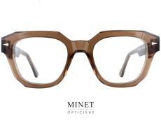 Superbes lunettes de luxe. Les lunettes de soleil Ahlem Pont Mirabeau Brunes sont un exemple parfait de la fusion réussie entre le design contemporain et l'esthétique Art Déco. Avec leur forme droite et anguleuse sur le dessus et un peu plus arrondie en bas, ces lunettes offrent une allure chic et intemporelle qui convient à tous les styles. Les branches larges en acétate transparent sont superbement décorées par une tige en métal gravée de motifs Art Déco. Cette décoration en métal est visible à travers l'acétate transparent, créant un effet de superposition intéressant qui ajoute de la profondeur et de la texture aux lunettes.