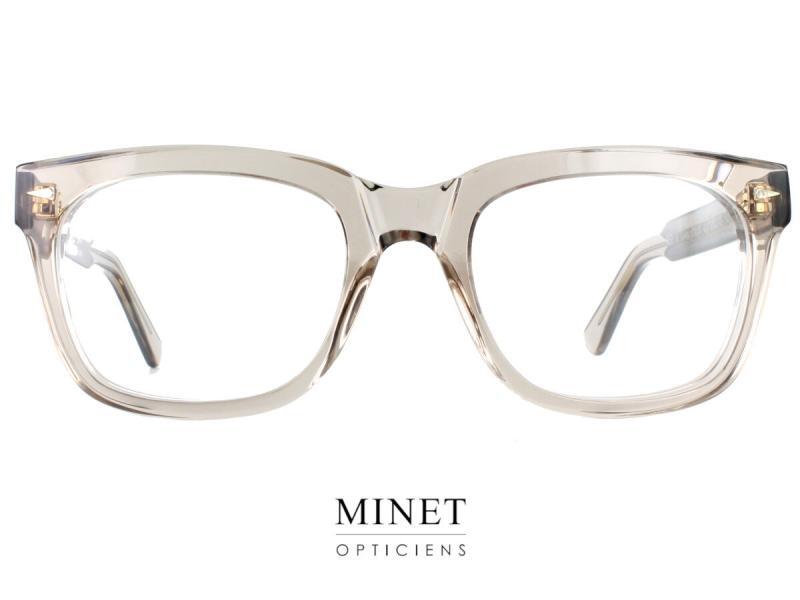 Les lunettes optiques Ahlem Rue de L'Université sont un choix élégant et sophistiqué pour les femmes qui cherchent à afficher leur style avec une touche de raffinement. Avec leur forme rectangulaire légèrement papillonnante, ces lunettes offrent une silhouette classique et intemporelle qui convient à toutes les occasions. Les branches larges et élégantes de ces lunettes sont décorées avec le même souci du détail que les lunettes de soleil Ahlem Pont Mirabeau. Les tiges en métal gravées avec des motifs Art Déco apportent une touche de sophistication supplémentaire à ces lunettes optiques. La couleur cristal champagne de l'acétate ajoute une touche de glamour subtile qui convient à tous les looks. Fabriquées en France avec des matériaux de haute qualité, les lunettes optiques Ahlem Rue de L'Université sont conçues pour offrir un confort et une qualité de vision supérieurs. L'acétate de cellulose utilisé pour la monture est durable et résistant, tandis que les charnières à ressort assurent un ajustement confortable et stable. Les verres utilisés dans les lunettes optiques Ahlem Rue de L'Université offrent une clarté optique supérieure et une protection UV optimale pour les yeux. Les verres sont disponibles dans une variété de prescriptions pour répondre aux besoins individuels de chaque personne. En plus de leur esthétique élégante et de leur construction de haute qualité, les lunettes optiques Ahlem Rue de L'Université sont également socialement responsables. Ahlem s'engage à minimiser son impact environnemental et à soutenir les communautés locales. Les lunettes optiques Ahlem Rue de L'Université sont livrées avec un étui en cuir véritable recyclé, fabriqué à partir de cuir récupéré, et une lingette en microfibre pour un entretien facile. En somme, les lunettes optiques Ahlem Rue de L'Université sont un choix exceptionnel pour les femmes qui cherchent à afficher leur style avec une touche de raffinement. Avec leur silhouette intemporelle, leur construction de haute qualité et leur engagement en faveur de la durabilité et de la responsabilité sociale, ces lunettes sont un choix exceptionnel pour ceux qui recherchent des lunettes optiques élégantes et durables.