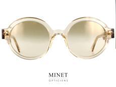 Les lunettes de soleil Ahlem Rue Du Soleil sont une option raffinée pour les femmes qui cherchent à ajouter une touche sophistiquée à leur garde-robe d'été. Avec leur forme ronde et compacte, ces lunettes de soleil offrent une esthétique classique et intemporelle qui convient à tous les styles. Les branches des lunettes sont décorées avec des tiges en métal gravées de motifs Art Déco, qui ajoutent une touche de sophistication à l'ensemble, tandis que les verres offrent une protection UV optimale pour les yeux. Fabriquées en France avec des matériaux de qualité supérieure, les lunettes de soleil Ahlem Rue Du Soleil sont un choix durable et élégant pour les journées ensoleillées.