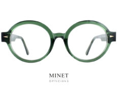 Les lunettes de soleil Ahlem Rue Du Soleil vertes sont une option raffinée pour les femmes qui cherchent à ajouter une touche sophistiquée à leur garde-robe d'été. Avec leur forme ronde et compacte, ces lunettes de soleil offrent une esthétique classique et intemporelle qui convient à tous les styles