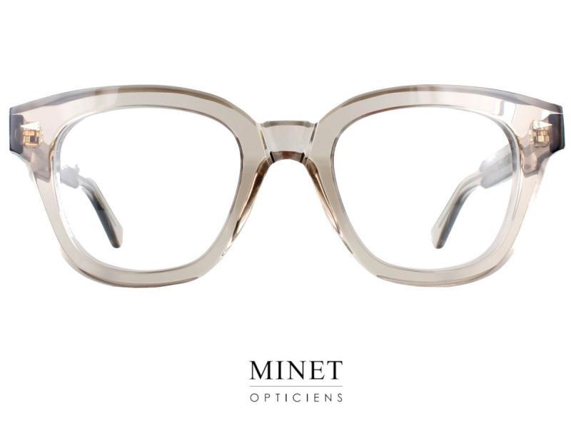 Les lunettes Ahlem Segur sont une variation captivante de la collection Ahlem, tout en conservant les codes esthétiques qui lui sont chers. Ces montures élégantes et sophistiquées présentent une forme de face légèrement papillonnante qui ajoute une touche de douceur et de féminité à leur allure. Bien que les facettes marquées caractéristiques des autres modèles soient toujours présentes, la forme de la face des lunettes Ahlem Segur adopte des contours plus doux et fluides. Cette évolution subtile confère aux lunettes une esthétique harmonieuse et équilibrée qui s'adapte parfaitement aux traits du visage. La forme du verre suit avec précision celle de la face, créant ainsi une continuité visuelle cohérente. Cette synchronisation parfaite entre la forme de la face et celle du verre confère aux lunettes Ahlem Segur une apparence globale homogène et élégante. Les branches des lunettes Ahlem Segur conservent le même niveau d'attention porté aux détails que les autres modèles de la marque. Elles sont toujours magnifiquement décorées avec des motifs artistiques inspirés de l'Art Déco, ajoutant une touche de sophistication et de finesse à l'ensemble. Fabriquées à partir de matériaux de qualité supérieure, les montures Ahlem Segur assurent un confort optimal et une durabilité exceptionnelle. La combinaison de l'artisanat traditionnel français et des techniques de pointe garantit des lunettes de haute qualité qui sont à la fois fonctionnelles et esthétiquement attrayantes. En choisissant les lunettes Ahlem Segur, vous optez pour des accessoires optiques qui incarnent l'élégance intemporelle et le souci du détail de la marque Ahlem. Ces lunettes sont bien plus qu'un simple accessoire de mode, elles reflètent un état d'esprit, une expression de votre style personnel. En conclusion, les lunettes Ahlem Segur offrent une interprétation raffinée et contemporaine des codes esthétiques de la marque. Avec leur face légèrement papillonnante, leur forme douce et leurs détails soignés, ces montures sont un choix idéal pour ceux qui recherchent une combinaison harmonieuse de style, de confort et de qualité.