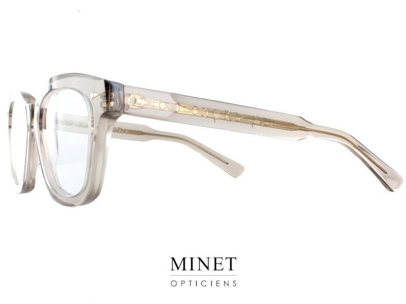 Les lunettes Ahlem Segur sont une variation captivante de la collection Ahlem, tout en conservant les codes esthétiques qui lui sont chers. Ces montures élégantes et sophistiquées présentent une forme de face légèrement papillonnante qui ajoute une touche de douceur et de féminité à leur allure. Bien que les facettes marquées caractéristiques des autres modèles soient toujours présentes, la forme de la face des lunettes Ahlem Segur adopte des contours plus doux et fluides. Cette évolution subtile confère aux lunettes une esthétique harmonieuse et équilibrée qui s'adapte parfaitement aux traits du visage. La forme du verre suit avec précision celle de la face, créant ainsi une continuité visuelle cohérente. Cette synchronisation parfaite entre la forme de la face et celle du verre confère aux lunettes Ahlem Segur une apparence globale homogène et élégante. Les branches des lunettes Ahlem Segur conservent le même niveau d'attention porté aux détails que les autres modèles de la marque. Elles sont toujours magnifiquement décorées avec des motifs artistiques inspirés de l'Art Déco, ajoutant une touche de sophistication et de finesse à l'ensemble. Fabriquées à partir de matériaux de qualité supérieure, les montures Ahlem Segur assurent un confort optimal et une durabilité exceptionnelle. La combinaison de l'artisanat traditionnel français et des techniques de pointe garantit des lunettes de haute qualité qui sont à la fois fonctionnelles et esthétiquement attrayantes. En choisissant les lunettes Ahlem Segur, vous optez pour des accessoires optiques qui incarnent l'élégance intemporelle et le souci du détail de la marque Ahlem. Ces lunettes sont bien plus qu'un simple accessoire de mode, elles reflètent un état d'esprit, une expression de votre style personnel. En conclusion, les lunettes Ahlem Segur offrent une interprétation raffinée et contemporaine des codes esthétiques de la marque. Avec leur face légèrement papillonnante, leur forme douce et leurs détails soignés, ces montures sont un choix idéal pour ceux qui recherchent une combinaison harmonieuse de style, de confort et de qualité.