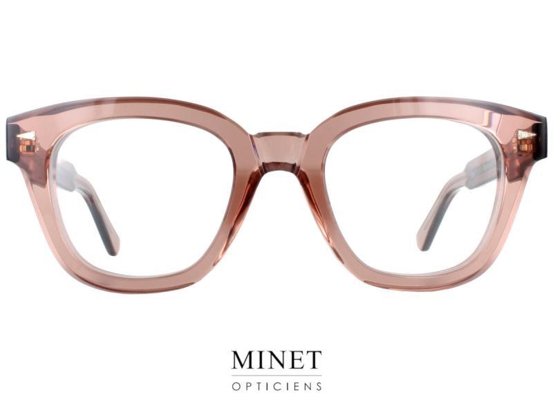 Les lunettes Ahlem Segur sont une variation captivante de la collection Ahlem, tout en conservant les codes esthétiques qui lui sont chers. Ces montures élégantes et sophistiquées présentent une forme de face légèrement papillonnante qui ajoute une touche de douceur et de féminité à leur allure. Bien que les facettes marquées caractéristiques des autres modèles soient toujours présentes, la forme de la face des lunettes Ahlem Segur adopte des contours plus doux et fluides. Cette évolution subtile confère aux lunettes une esthétique harmonieuse et équilibrée qui s'adapte parfaitement aux traits du visage. La forme du verre suit avec précision celle de la face, créant ainsi une continuité visuelle cohérente. Cette synchronisation parfaite entre la forme de la face et celle du verre confère aux lunettes Ahlem Segur une apparence globale homogène et élégante. Les branches des lunettes Ahlem Segur conservent le même niveau d'attention porté aux détails que les autres modèles de la marque. Elles sont toujours magnifiquement décorées avec des motifs artistiques inspirés de l'Art Déco, ajoutant une touche de sophistication et de finesse à l'ensemble. Fabriquées à partir de matériaux de qualité supérieure, les montures Ahlem Segur assurent un confort optimal et une durabilité exceptionnelle. La combinaison de l'artisanat traditionnel français et des techniques de pointe garantit des lunettes de haute qualité qui sont à la fois fonctionnelles et esthétiquement attrayantes. En choisissant les lunettes Ahlem Segur, vous optez pour des accessoires optiques qui incarnent l'élégance intemporelle et le souci du détail de la marque Ahlem. Ces lunettes sont bien plus qu'un simple accessoire de mode, elles reflètent un état d'esprit, une expression de votre style personnel. En conclusion, les lunettes Ahlem Segur offrent une interprétation raffinée et contemporaine des codes esthétiques de la marque. Avec leur face légèrement papillonnante, leur forme douce et leurs détails soignés, ces montures sont un choix idéal pour ceux qui recherchent une combinaison harmonieuse de style, de confort et de qualité.