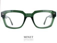 La version Dark Green des Ahlem volontaires. Les lunettes Ahlem Volontaires Dark Green sont une véritable expression de style et de sophistication pour les hommes soucieux de leur apparence. Avec leur face rectangulaire et anguleuse, ces montures offrent une esthétique audacieuse et affirmée, tout en conservant une touche de raffinement. La forme des verres des lunettes Ahlem Volontaires vertes contraste délibérément avec celle de la face, adoptant des contours plus doux et plus arrondis. Cette combinaison de formes crée un équilibre visuel agréable qui met en valeur les traits du visage de manière subtile. Les lunettes Ahlem Volontaires Dark Green reprennent tous les codes esthétiques qui ont fait la renommée de la marque. Les détails minutieux et les motifs artistiques inspirés de l'Art Déco sont présents sur les branches, ajoutant une touche de sophistication et d'élégance à ces montures. Disponibles dans une variété de finitions, les lunettes Ahlem Volontaires offrent un large choix de styles. Que ce soit en noir translucide pour une allure intemporelle et polyvalente, en vert transparent pour une touche de fraîcheur et d'originalité, en écailles optiques pour un look classique et sophistiqué, ou en cristal optique pour une esthétique moderne et épurée, ces montures s'adaptent à tous les goûts et toutes les occasions. Les lunettes Ahlem Volontaires sont conçues avec des matériaux de haute qualité, offrant un confort durable et une résistance à l'usure. Que vous optiez pour la version solaire ou optique, ces lunettes vous assurent une protection UV optimale et une clarté visuelle exceptionnelle. En portant les lunettes Ahlem Volontaires, vous faites plus qu'agrémenter votre look. Vous incarnez le style et l'élégance, avec un soupçon d'audace. Ces lunettes sont un choix idéal pour les hommes qui recherchent des accessoires optiques qui allient fonctionnalité, esthétique et artisanat de qualité. En résumé, les lunettes Ahlem Volontaires offrent aux hommes une option élégante et sophistiquée pour compléter leur style. Avec leur face rectangulaire et anguleuse, associée à des verres plus doux, ces montures équilibrent subtilement audace et raffinement. Qu'il s'agisse de la finition en noir translucide, en vert transparent, en écailles optiques ou en cristal optique, ces lunettes ajoutent une touche de caractère et de classe à votre apparence.