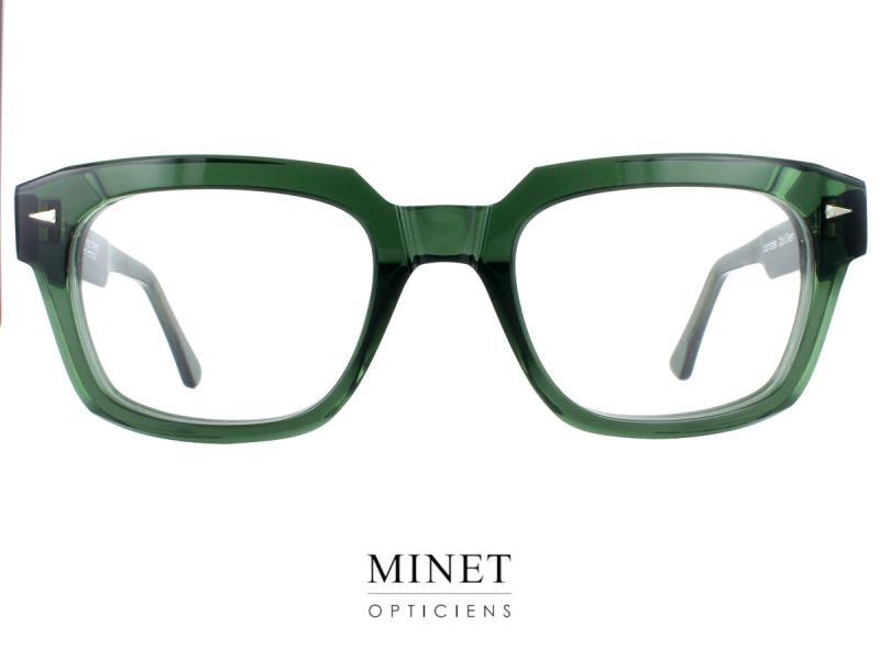 La version Dark Green des Ahlem volontaires. Les lunettes Ahlem Volontaires Dark Green sont une véritable expression de style et de sophistication pour les hommes soucieux de leur apparence. Avec leur face rectangulaire et anguleuse, ces montures offrent une esthétique audacieuse et affirmée, tout en conservant une touche de raffinement. La forme des verres des lunettes Ahlem Volontaires vertes contraste délibérément avec celle de la face, adoptant des contours plus doux et plus arrondis. Cette combinaison de formes crée un équilibre visuel agréable qui met en valeur les traits du visage de manière subtile. Les lunettes Ahlem Volontaires Dark Green reprennent tous les codes esthétiques qui ont fait la renommée de la marque. Les détails minutieux et les motifs artistiques inspirés de l'Art Déco sont présents sur les branches, ajoutant une touche de sophistication et d'élégance à ces montures. Disponibles dans une variété de finitions, les lunettes Ahlem Volontaires offrent un large choix de styles. Que ce soit en noir translucide pour une allure intemporelle et polyvalente, en vert transparent pour une touche de fraîcheur et d'originalité, en écailles optiques pour un look classique et sophistiqué, ou en cristal optique pour une esthétique moderne et épurée, ces montures s'adaptent à tous les goûts et toutes les occasions. Les lunettes Ahlem Volontaires sont conçues avec des matériaux de haute qualité, offrant un confort durable et une résistance à l'usure. Que vous optiez pour la version solaire ou optique, ces lunettes vous assurent une protection UV optimale et une clarté visuelle exceptionnelle. En portant les lunettes Ahlem Volontaires, vous faites plus qu'agrémenter votre look. Vous incarnez le style et l'élégance, avec un soupçon d'audace. Ces lunettes sont un choix idéal pour les hommes qui recherchent des accessoires optiques qui allient fonctionnalité, esthétique et artisanat de qualité. En résumé, les lunettes Ahlem Volontaires offrent aux hommes une option élégante et sophistiquée pour compléter leur style. Avec leur face rectangulaire et anguleuse, associée à des verres plus doux, ces montures équilibrent subtilement audace et raffinement. Qu'il s'agisse de la finition en noir translucide, en vert transparent, en écailles optiques ou en cristal optique, ces lunettes ajoutent une touche de caractère et de classe à votre apparence.