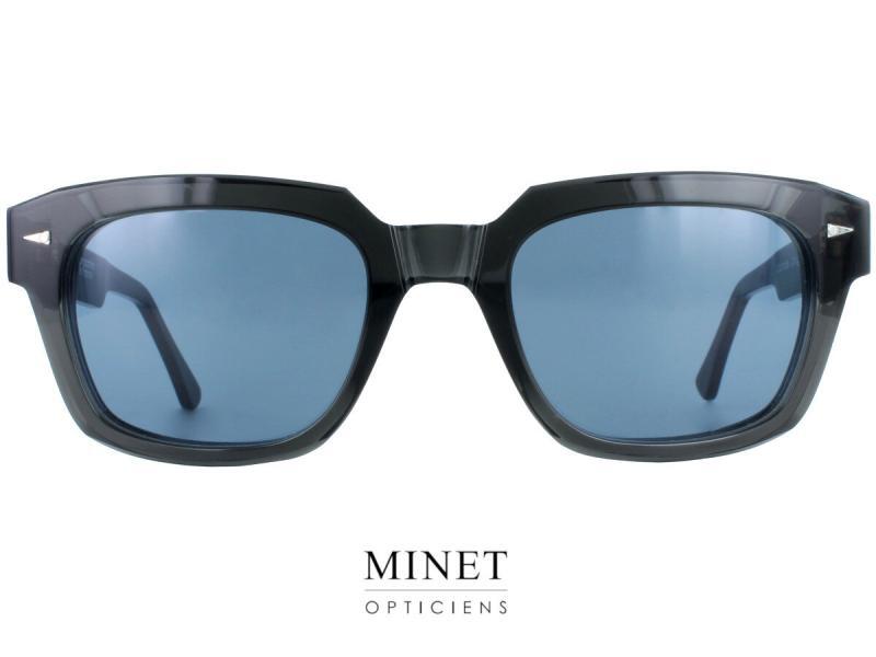 Les lunettes Ahlem Volontaires sont une véritable expression de style et de sophistication pour les hommes soucieux de leur apparence. Avec leur face rectangulaire et anguleuse, ces montures offrent une esthétique audacieuse et affirmée, tout en conservant une touche de raffinement. La forme des verres des lunettes Ahlem Volontaires contraste délibérément avec celle de la face, adoptant des contours plus doux et plus arrondis. Cette combinaison de formes crée un équilibre visuel agréable qui met en valeur les traits du visage de manière subtile. Les lunettes Ahlem Volontaires reprennent tous les codes esthétiques qui ont fait la renommée de la marque. Les détails minutieux et les motifs artistiques inspirés de l'Art Déco sont présents sur les branches, ajoutant une touche de sophistication et d'élégance à ces montures. Disponibles dans une variété de finitions, les lunettes Ahlem Volontaires offrent un large choix de styles. Que ce soit en noir translucide pour une allure intemporelle et polyvalente, en vert transparent pour une touche de fraîcheur et d'originalité, en écailles optiques pour un look classique et sophistiqué, ou en cristal optique pour une esthétique moderne et épurée, ces montures s'adaptent à tous les goûts et toutes les occasions. Les lunettes Ahlem Volontaires sont conçues avec des matériaux de haute qualité, offrant un confort durable et une résistance à l'usure. Que vous optiez pour la version solaire ou optique, ces lunettes vous assurent une protection UV optimale et une clarté visuelle exceptionnelle. En portant les lunettes Ahlem Volontaires, vous faites plus qu'agrémenter votre look. Vous incarnez le style et l'élégance, avec un soupçon d'audace. Ces lunettes sont un choix idéal pour les hommes qui recherchent des accessoires optiques qui allient fonctionnalité, esthétique et artisanat de qualité. En résumé, les lunettes Ahlem Volontaires offrent aux hommes une option élégante et sophistiquée pour compléter leur style. Avec leur face rectangulaire et anguleuse, associée à des verres plus doux, ces montures équilibrent subtilement audace et raffinement. Qu'il s'agisse de la finition en noir translucide, en vert transparent, en écailles optiques ou en cristal optique, ces lunettes ajoutent une touche de caractère et de classe à votre apparence.