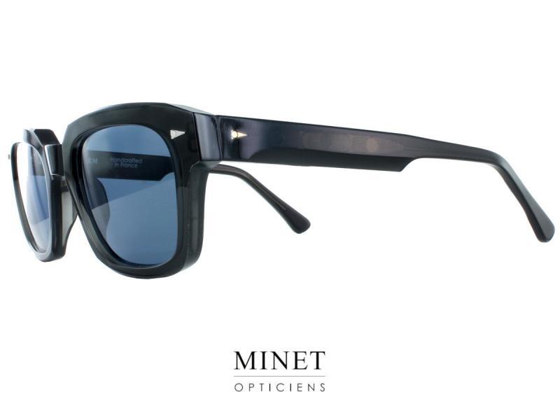 Les lunettes Ahlem Volontaires sont une véritable expression de style et de sophistication pour les hommes soucieux de leur apparence. Avec leur face rectangulaire et anguleuse, ces montures offrent une esthétique audacieuse et affirmée, tout en conservant une touche de raffinement. La forme des verres des lunettes Ahlem Volontaires contraste délibérément avec celle de la face, adoptant des contours plus doux et plus arrondis. Cette combinaison de formes crée un équilibre visuel agréable qui met en valeur les traits du visage de manière subtile. Les lunettes Ahlem Volontaires reprennent tous les codes esthétiques qui ont fait la renommée de la marque. Les détails minutieux et les motifs artistiques inspirés de l'Art Déco sont présents sur les branches, ajoutant une touche de sophistication et d'élégance à ces montures. Disponibles dans une variété de finitions, les lunettes Ahlem Volontaires offrent un large choix de styles. Que ce soit en noir translucide pour une allure intemporelle et polyvalente, en vert transparent pour une touche de fraîcheur et d'originalité, en écailles optiques pour un look classique et sophistiqué, ou en cristal optique pour une esthétique moderne et épurée, ces montures s'adaptent à tous les goûts et toutes les occasions. Les lunettes Ahlem Volontaires sont conçues avec des matériaux de haute qualité, offrant un confort durable et une résistance à l'usure. Que vous optiez pour la version solaire ou optique, ces lunettes vous assurent une protection UV optimale et une clarté visuelle exceptionnelle. En portant les lunettes Ahlem Volontaires, vous faites plus qu'agrémenter votre look. Vous incarnez le style et l'élégance, avec un soupçon d'audace. Ces lunettes sont un choix idéal pour les hommes qui recherchent des accessoires optiques qui allient fonctionnalité, esthétique et artisanat de qualité. En résumé, les lunettes Ahlem Volontaires offrent aux hommes une option élégante et sophistiquée pour compléter leur style. Avec leur face rectangulaire et anguleuse, associée à des verres plus doux, ces montures équilibrent subtilement audace et raffinement. Qu'il s'agisse de la finition en noir translucide, en vert transparent, en écailles optiques ou en cristal optique, ces lunettes ajoutent une touche de caractère et de classe à votre apparence.