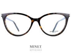 Les lunettes optiques Saint Laurent SL261 sont des lunettes élégantes et sophistiquées de forme papillon pointue. Avec leur design moderne et leur finition soignée, ces lunettes sont parfaites pour les femmes qui cherchent à exprimer leur style personnel tout en restant élégantes. La monture de ces lunettes est fabriquée à partir d'un acétate de cellulose de haute qualité, un matériau durable et résistant. La finesse de la monture permet une légèreté et un confort exceptionnel, tout en gardant une grande robustesse. La finition lisse et brillante de l'acétate de cellulose noir apporte une touche de sophistication, tandis que la forme papillon pointue donne une allure vintage à la monture. Les SL261 sont également très polyvalentes en termes d'ajustement, car elles conviennent à une grande variété de formes de visage. Avec leur forme pointue et leur taille compacte, ces lunettes conviennent parfaitement aux femmes à la recherche de lunettes optiques légères et élégantes, qui peuvent être portées tous les jours. Enfin, les SL261 sont également un choix éthique pour les amateurs de mode conscients de leur impact environnemental. En effet, Saint Laurent s'engage à réduire son empreinte écologique en utilisant des matériaux durables et en réduisant les déchets de production. En somme, les lunettes optiques Saint Laurent SL261 sont une option élégante et sophistiquée pour les femmes à la recherche de lunettes légères et confortables. Avec leur design moderne et leur finition soignée, ces lunettes sont parfaites pour exprimer son style personnel tout en restant élégantes. Que vous les portiez pour travailler ou pour sortir, les SL261 sont un choix intemporel pour toutes les occasions.