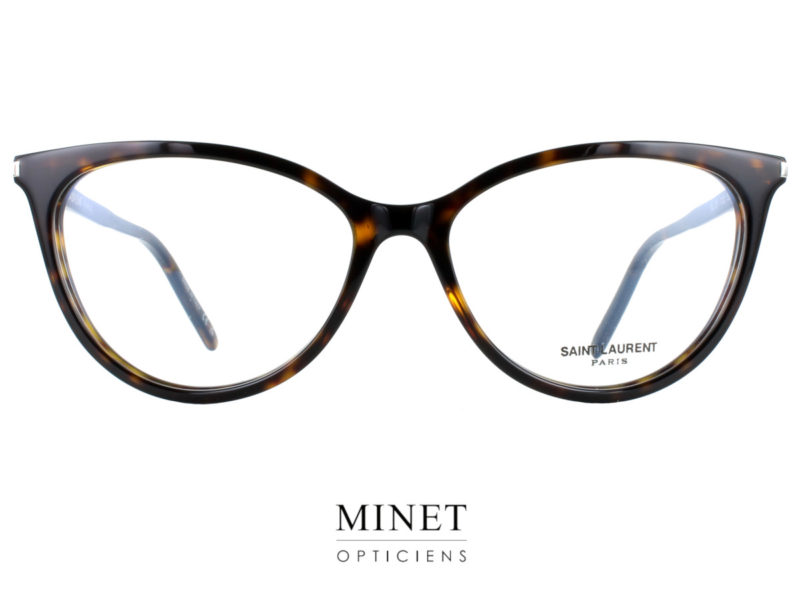 Les lunettes optiques Saint Laurent SL261 sont des lunettes élégantes et sophistiquées de forme papillon pointue. Avec leur design moderne et leur finition soignée, ces lunettes sont parfaites pour les femmes qui cherchent à exprimer leur style personnel tout en restant élégantes. La monture de ces lunettes est fabriquée à partir d'un acétate de cellulose de haute qualité, un matériau durable et résistant. La finesse de la monture permet une légèreté et un confort exceptionnel, tout en gardant une grande robustesse. La finition lisse et brillante de l'acétate de cellulose noir apporte une touche de sophistication, tandis que la forme papillon pointue donne une allure vintage à la monture. Les SL261 sont également très polyvalentes en termes d'ajustement, car elles conviennent à une grande variété de formes de visage. Avec leur forme pointue et leur taille compacte, ces lunettes conviennent parfaitement aux femmes à la recherche de lunettes optiques légères et élégantes, qui peuvent être portées tous les jours. Enfin, les SL261 sont également un choix éthique pour les amateurs de mode conscients de leur impact environnemental. En effet, Saint Laurent s'engage à réduire son empreinte écologique en utilisant des matériaux durables et en réduisant les déchets de production. En somme, les lunettes optiques Saint Laurent SL261 sont une option élégante et sophistiquée pour les femmes à la recherche de lunettes légères et confortables. Avec leur design moderne et leur finition soignée, ces lunettes sont parfaites pour exprimer son style personnel tout en restant élégantes. Que vous les portiez pour travailler ou pour sortir, les SL261 sont un choix intemporel pour toutes les occasions.