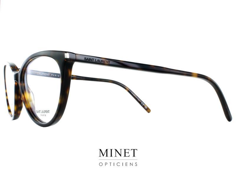 Les lunettes optiques Saint Laurent SL261 sont des lunettes élégantes et sophistiquées de forme papillon pointue. Avec leur design moderne et leur finition soignée, ces lunettes sont parfaites pour les femmes qui cherchent à exprimer leur style personnel tout en restant élégantes. La monture de ces lunettes est fabriquée à partir d'un acétate de cellulose de haute qualité, un matériau durable et résistant. La finesse de la monture permet une légèreté et un confort exceptionnel, tout en gardant une grande robustesse. La finition lisse et brillante de l'acétate de cellulose noir apporte une touche de sophistication, tandis que la forme papillon pointue donne une allure vintage à la monture. Les SL261 sont également très polyvalentes en termes d'ajustement, car elles conviennent à une grande variété de formes de visage. Avec leur forme pointue et leur taille compacte, ces lunettes conviennent parfaitement aux femmes à la recherche de lunettes optiques légères et élégantes, qui peuvent être portées tous les jours. Enfin, les SL261 sont également un choix éthique pour les amateurs de mode conscients de leur impact environnemental. En effet, Saint Laurent s'engage à réduire son empreinte écologique en utilisant des matériaux durables et en réduisant les déchets de production. En somme, les lunettes optiques Saint Laurent SL261 sont une option élégante et sophistiquée pour les femmes à la recherche de lunettes légères et confortables. Avec leur design moderne et leur finition soignée, ces lunettes sont parfaites pour exprimer son style personnel tout en restant élégantes. Que vous les portiez pour travailler ou pour sortir, les SL261 sont un choix intemporel pour toutes les occasions.