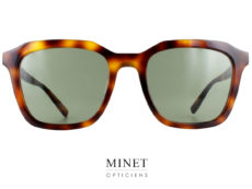 Les lunettes de soleil Saint Laurent SL457 sont la version féminine des populaires SL465 pour hommes. Elles ont un design carré et imposant, avec des verres de couleur gris-vert de type G15, mais avec une touche de féminité en plus. Leur monture en acétate de cellulose noir brillant est élégante et raffinée, ce qui leur donne une allure sophistiquée et moderne. Les branches fines en métal doré ajoutent une touche de glamour et de féminité, faisant des SL457 le choix parfait pour les femmes qui cherchent à affirmer leur style personnel tout en restant élégantes. Les verres gris-vert de type G15 sont également un atout majeur de ces lunettes de soleil. Conçus pour améliorer la perception des couleurs et réduire la fatigue oculaire en filtrant la lumière bleue, les verres G15 sont les plus polyvalents, car ils conviennent à une grande variété de conditions de luminosité. Outre leur élégance et leur fonctionnalité, les SL457 sont également un choix éthique pour les amateurs de mode conscients de leur impact environnemental. En effet, Saint Laurent s'engage à réduire son empreinte écologique en utilisant des matériaux durables et en réduisant les déchets de production. En conclusion, les lunettes de soleil Saint Laurent SL457 sont une option élégante et féminine pour les femmes à la recherche d'un style sophistiqué et moderne. Avec leur design carré et imposant, leur monture en acétate de cellulose noir brillant et leurs branches fines en métal doré, ces lunettes de soleil offrent une combinaison parfaite de style et de fonctionnalité. Que vous les portiez pour vous protéger du soleil ou pour affirmer votre style personnel, les SL457 sont un choix intemporel pour toutes les occasions.