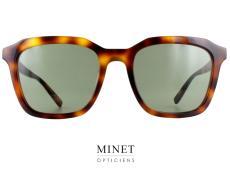 Les lunettes de soleil Saint Laurent SL457 sont la version féminine des populaires SL465 pour hommes. Elles ont un design carré et imposant, avec des verres de couleur gris-vert de type G15, mais avec une touche de féminité en plus. Leur monture en acétate de cellulose noir brillant est élégante et raffinée, ce qui leur donne une allure sophistiquée et moderne. Les branches fines en métal doré ajoutent une touche de glamour et de féminité, faisant des SL457 le choix parfait pour les femmes qui cherchent à affirmer leur style personnel tout en restant élégantes. Les verres gris-vert de type G15 sont également un atout majeur de ces lunettes de soleil. Conçus pour améliorer la perception des couleurs et réduire la fatigue oculaire en filtrant la lumière bleue, les verres G15 sont les plus polyvalents, car ils conviennent à une grande variété de conditions de luminosité. Outre leur élégance et leur fonctionnalité, les SL457 sont également un choix éthique pour les amateurs de mode conscients de leur impact environnemental. En effet, Saint Laurent s'engage à réduire son empreinte écologique en utilisant des matériaux durables et en réduisant les déchets de production. En conclusion, les lunettes de soleil Saint Laurent SL457 sont une option élégante et féminine pour les femmes à la recherche d'un style sophistiqué et moderne. Avec leur design carré et imposant, leur monture en acétate de cellulose noir brillant et leurs branches fines en métal doré, ces lunettes de soleil offrent une combinaison parfaite de style et de fonctionnalité. Que vous les portiez pour vous protéger du soleil ou pour affirmer votre style personnel, les SL457 sont un choix intemporel pour toutes les occasions.