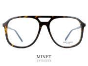 Les Saint Laurent SL476 sont des lunettes optiques au style vintage avec une forme de pilote emblématique et un double pont caractéristique. Conçues pour les amateurs de mode qui recherchent un look classique mais moderne, ces lunettes optiques offrent une combinaison élégante de formes intemporelles et de matériaux haut de gamme. La monture fine en acétate de cellulose couleur écaille est légère mais solide, ce qui la rend confortable à porter tout en garantissant une longue durée de vie. La finesse de la monture permet également de maintenir un profil élégant, qui s'adapte parfaitement à tous les visages. Avec leur forme de pilote classique, les SL476 ajoutent une touche d'audace et de sophistication à votre look quotidien. Le double pont est une caractéristique emblématique des lunettes de pilote, et les SL476 ne font pas exception. Cette caractéristique ajoute non seulement un aspect esthétique unique à la monture, mais elle permet également de répartir le poids des lunettes de manière égale, offrant un confort supplémentaire pour ceux qui les portent. Bien qu'elles soient fines, les SL476 offrent tout de même une grande résistance et durabilité grâce aux matériaux de haute qualité utilisés dans leur fabrication. Ces lunettes optiques sont un choix élégant et intemporel pour les amateurs de mode qui cherchent à ajouter une touche de sophistication à leur look quotidien. Les SL476 sont disponibles dans une variété de couleurs, allant des nuances de brun et d'écaille aux teintes plus audacieuses de noir et de rouge. Cela signifie que vous pouvez choisir la couleur qui correspond le mieux à votre style personnel et l'associer à vos tenues préférées pour créer des looks uniques et élégants. En conclusion, les Saint Laurent SL476 sont un choix élégant et sophistiqué pour ceux qui cherchent à ajouter une touche de style vintage à leur look quotidien. Avec leur construction fine mais durable en acétate de cellulose de couleur écaille, leur forme de pilote emblématique et leur double pont caractéristique, ces lunettes optiques offrent une combinaison parfaite de style et de fonctionnalité. Que vous les portiez pour travailler ou pour sortir, les SL476 sont sûres d'ajouter une touche de sophistication à n'importe quelle tenue.