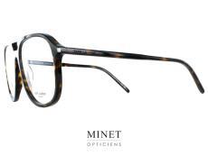 Les Saint Laurent SL476 sont des lunettes optiques au style vintage avec une forme de pilote emblématique et un double pont caractéristique. Conçues pour les amateurs de mode qui recherchent un look classique mais moderne, ces lunettes optiques offrent une combinaison élégante de formes intemporelles et de matériaux haut de gamme. La monture fine en acétate de cellulose couleur écaille est légère mais solide, ce qui la rend confortable à porter tout en garantissant une longue durée de vie. La finesse de la monture permet également de maintenir un profil élégant, qui s'adapte parfaitement à tous les visages. Avec leur forme de pilote classique, les SL476 ajoutent une touche d'audace et de sophistication à votre look quotidien. Le double pont est une caractéristique emblématique des lunettes de pilote, et les SL476 ne font pas exception. Cette caractéristique ajoute non seulement un aspect esthétique unique à la monture, mais elle permet également de répartir le poids des lunettes de manière égale, offrant un confort supplémentaire pour ceux qui les portent. Bien qu'elles soient fines, les SL476 offrent tout de même une grande résistance et durabilité grâce aux matériaux de haute qualité utilisés dans leur fabrication. Ces lunettes optiques sont un choix élégant et intemporel pour les amateurs de mode qui cherchent à ajouter une touche de sophistication à leur look quotidien. Les SL476 sont disponibles dans une variété de couleurs, allant des nuances de brun et d'écaille aux teintes plus audacieuses de noir et de rouge. Cela signifie que vous pouvez choisir la couleur qui correspond le mieux à votre style personnel et l'associer à vos tenues préférées pour créer des looks uniques et élégants. En conclusion, les Saint Laurent SL476 sont un choix élégant et sophistiqué pour ceux qui cherchent à ajouter une touche de style vintage à leur look quotidien. Avec leur construction fine mais durable en acétate de cellulose de couleur écaille, leur forme de pilote emblématique et leur double pont caractéristique, ces lunettes optiques offrent une combinaison parfaite de style et de fonctionnalité. Que vous les portiez pour travailler ou pour sortir, les SL476 sont sûres d'ajouter une touche de sophistication à n'importe quelle tenue.