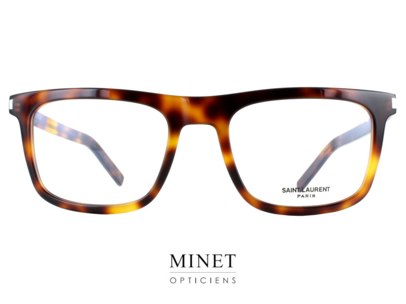 Les Lunettes optiques Saint Laurent SL547 sont l'incarnation ultime de la sophistication et du style masculin. Leur design rectangulaire en acétate de cellulose est intemporel, mais toujours dans l'air du temps. Avec cette paire, vous êtes assuré d'être le centre d'attention où que vous alliez. Leurs lignes épurées et leurs finitions exceptionnelles témoignent de la qualité supérieure qui fait la renommée de la marque Saint Laurent. Ces lunettes optiques ajoutent une touche indéniablement chic à votre garde-robe. Alors si vous voulez faire sensation auprès des fashion victim, mettrez toutes les chances de votre côté avec les Lunettes optiques Saint Laurent SL547 !