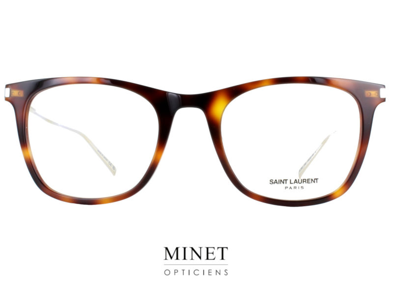 Les lunettes optiques Saint Laurent SL 580 sont un choix élégant et sophistiqué pour tous ceux qui cherchent à ajouter une touche de style à leur look quotidien. Avec leur face rectangulaire légèrement papillonnante en acétate et leurs fines branches en métal, ces lunettes offrent un mélange parfait de fonctionnalité et de design. La combinaison de l'acétate et du métal dans la construction de ces lunettes en fait un choix robuste et durable, tandis que leur poids léger les rend extrêmement confortables à porter. Les branches fines en métal ajoutent une touche de raffinement, tandis que la face rectangulaire légèrement papillonnante en acétate est un choix classique et intemporel qui convient à tous les types de visages. Les lunettes optiques Saint Laurent SL 580 sont disponibles dans une variété de couleurs pour s'adapter à tous les styles personnels. Que vous cherchiez un look classique et élégant en noir ou une touche de couleur avec des options plus vives comme le rouge ou le bleu, ces lunettes sont une excellente option pour tous ceux qui cherchent à ajouter une touche de sophistication à leur style personnel. En plus d'être élégantes, les lunettes optiques Saint Laurent SL 580 sont également très pratiques. Elles sont équipées de verres optiques de haute qualité qui offrent une clarté de vision exceptionnelle, ainsi que d'un revêtement anti-reflet pour minimiser les reflets et les éblouissements indésirables. Si vous cherchez des lunettes optiques qui offrent un équilibre parfait entre fonctionnalité et design, les Saint Laurent SL 580 sont un excellent choix. Elles sont élégantes, durables et offrent une excellente clarté de vision, ce qui en fait un choix idéal pour tous ceux qui cherchent à ajouter une touche de sophistication à leur style personnel. En résumé, les lunettes optiques Saint Laurent SL 580 sont une excellente option pour tous ceux qui cherchent des lunettes élégantes et pratiques. Avec leur construction robuste et durable, leur design intemporel et leur variété de couleurs, ces lunettes sont un choix parfait pour ceux qui cherchent à ajouter une touche de sophistication à leur style personnel. Et avec des verres optiques de haute qualité et un revêtement anti-reflet, ces lunettes offrent également une clarté de vision exceptionnelle pour une expérience visuelle optimale.