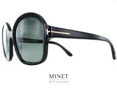 Tom Ford Hanley TF1034 Bienvenue dans le monde envoûtant des lunettes de soleil Tom Ford Hanley pour dames. Ces montures oversize rondes sont la fusion parfaite entre l'élégance classique et le style contemporain, conçues pour les femmes à la recherche d'une touche de glamour sophistiqué. Les Tom Ford Hanley sont des lunettes de soleil qui ne passent pas inaperçues. Leur design rond généreux et oversized apporte une note de mystère et de féminité à votre look. Avec une monture en acétate noire d'une qualité exceptionnelle, ces lunettes offrent à la fois durabilité et légèreté, vous permettant de les porter confortablement tout au long de la journée. La particularité de la monture réside dans le bas plat, ajoutant une touche de modernité et d'originalité à ces lunettes de soleil. Cette caractéristique unique met en valeur le visage, créant un contraste subtil entre les lignes douces et arrondies de la partie supérieure et le bas plat distinctif. Les verres dégradés G15 complètent parfaitement la monture en acétate noire. Ce dégradé de teintes subtil, du haut vers le bas, offre une esthétique raffinée et une protection solaire optimale. Les verres G15 réduisent l'éblouissement tout en améliorant les contrastes et en préservant les couleurs naturelles, vous permettant de profiter pleinement du soleil sans compromis. Avec les lunettes de soleil Tom Ford Hanley, vous incarnez une allure sophistiquée et audacieuse. Que vous les portiez pour une journée en ville, une escapade à la plage ou une soirée glamour, ces lunettes vous offrent un style inégalé et une confiance sans pareil. Optez pour les lunettes de soleil Tom Ford Hanley et laissez votre personnalité briller avec élégance. Avec leur combinaison parfaite de forme ronde oversized, de bas plat et de verres dégradés G15, ces lunettes de soleil deviendront l'accessoire essentiel pour compléter votre look avec style et assurance.