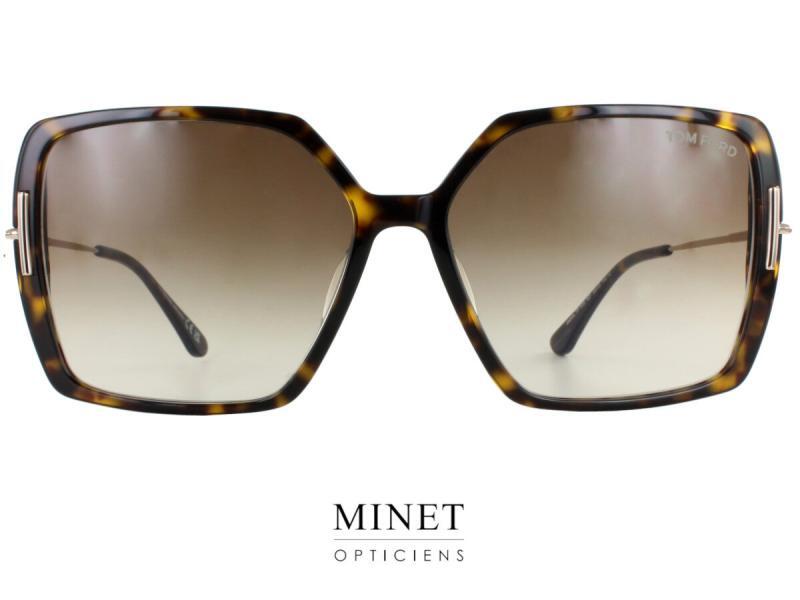 Tom Ford Joanna TF1039 Bienvenue dans l'univers des lunettes de soleil Tom Ford Joanna. Ces montures carrées oversize sont la parfaite expression d'un style audacieux et glamour, conçues pour les femmes qui souhaitent afficher leur confiance avec élégance. Les Tom Ford Joanna sont des lunettes de soleil qui ne passent pas inaperçues. Leur design carré généreux apporte une dimension moderne à votre look, tandis que la taille oversize ajoute une touche de glamour indéniable. La monture en acétate de couleur écaille de tortue offre un mélange harmonieux de tons chauds et naturels, conférant une esthétique intemporelle et sophistiquée. Les verres dégradés bruns sont le complément parfait à la monture en écaille de tortue. Ce dégradé subtil crée un effet envoûtant, apportant une touche de mystère et de sophistication à vos yeux. Les verres dégradés offrent également une protection solaire optimale tout en préservant les détails et les couleurs naturelles de votre environnement. Les branches fines en métal doré ajoutent une touche de raffinement supplémentaire à ces lunettes de soleil Joanna. Le contraste entre la monture en acétate et les branches métalliques crée une harmonie visuelle unique, mettant en valeur votre visage avec subtilité. Avec les lunettes de soleil Tom Ford Joanna, vous êtes prête à faire une déclaration de style affirmée. Que vous les portiez pour une journée en ville, une escapade à la plage ou une occasion spéciale, ces lunettes de soleil vous assurent une allure incomparable et une confiance éclatante. Optez pour les lunettes de soleil Tom Ford Joanna et laissez votre personnalité rayonner avec éclat. Avec leur design carré oversize, leur monture en écaille de tortue et leurs branches fines en métal doré, ces lunettes de soleil vous permettent de marier avec finesse le glamour intemporel et l'audace contemporaine