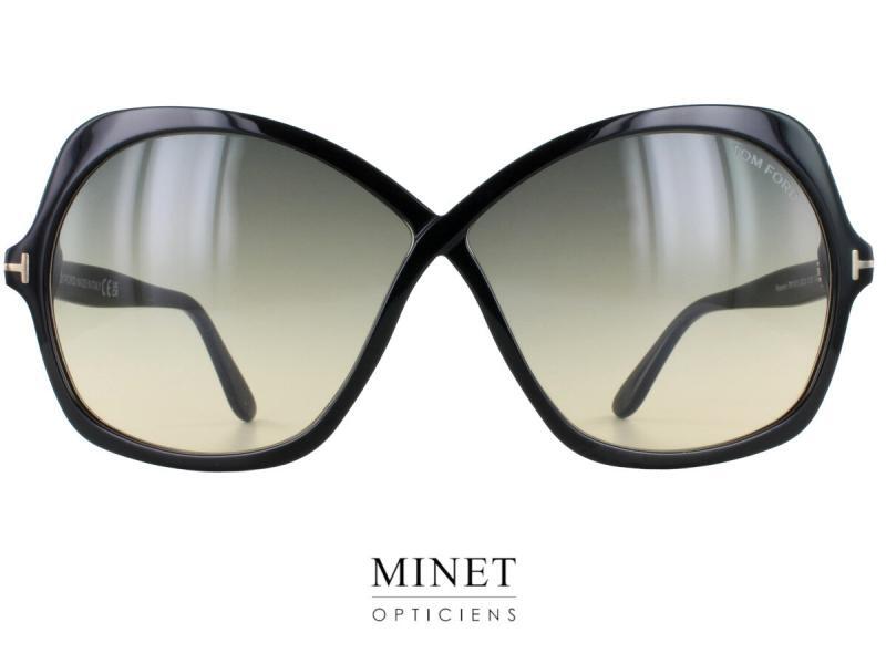 Les lunettes de soleil Tom Ford Rosemin pour dames sont le parfait mélange entre style élégant et glamour. Avec leur design papillon oversize, elles captent instantanément l'attention et ajoutent une touche de sophistication à n'importe quelle tenue. Ces lunettes sont fabriquées en acétate de haute qualité, offrant une durabilité exceptionnelle tout en étant légères et confortables à porter. Leur forme papillon est flatteuse pour une variété de formes de visage, créant une esthétique féminine et audacieuse. Ce qui distingue les lunettes de soleil Tom Ford Rosemin, c'est la croix emblématique sur le devant. Ce détail subtil ajoute une touche distinctive à la monture, rehaussant son attrait visuel et mettant en valeur le style raffiné de la marque. Les branches de ces lunettes de soleil sont également ornées de la célèbre lettre "T" en métal, qui est devenue l'emblème reconnaissable de Tom Ford. Ce détail emblématique témoigne de l'artisanat exceptionnel et de l'attention aux détails qui caractérisent les créations de la marque. Non seulement les lunettes de soleil Tom Ford Rosemin offrent une protection UV essentielle pour vos yeux, mais elles constituent également un accessoire de mode incontournable. Que ce soit pour une journée à la plage, une sortie en ville ou un événement spécial, ces lunettes ajoutent instantanément une dose de style et de sophistication à votre look. En résumé, les lunettes de soleil Tom Ford Rosemin sont un choix parfait pour les dames à la recherche d'un accessoire de mode audacieux et élégant. Avec leur style papillon oversize, leur croix emblématique sur le devant et leur décoration des branches en "T" en métal, ces lunettes vous permettent de faire une déclaration de style remarquable, tout en protégeant vos yeux avec classe.