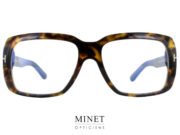 Les lunettes  TF5822-B de Tom Ford sont un accessoire incontournable pour les passionnés de mode et de style vintage. Tandis que leur forme rectangulaire, inspirée des années 50, est à la fois classique et élégante, ajoutant une touche de sophistication à n'importe quelle tenue. Leur couleur écaille clair  leur donne une très belle allure. En plus de leur apparence saisissante, ces lunettes sont également très pratiques. Elles sont équipées, d'origine, de verres sans correction qui filtrent la lumière bleue nocive. ce qui offre une protection supplémentaire pour les yeux et réduisant la fatigue oculaire. Cela les rend parfaites pour une utilisation prolongée devant un écran d'ordinateur ou une tablette.