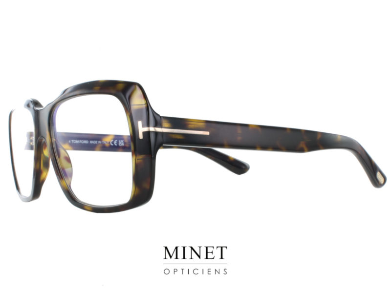 Les lunettes  TF5822-B de Tom Ford sont un accessoire incontournable pour les passionnés de mode et de style vintage. Tandis que leur forme rectangulaire, inspirée des années 50, est à la fois classique et élégante, ajoutant une touche de sophistication à n'importe quelle tenue. Leur couleur écaille clair  leur donne une très belle allure. En plus de leur apparence saisissante, ces lunettes sont également très pratiques. Elles sont équipées, d'origine, de verres sans correction qui filtrent la lumière bleue nocive. ce qui offre une protection supplémentaire pour les yeux et réduisant la fatigue oculaire. Cela les rend parfaites pour une utilisation prolongée devant un écran d'ordinateur ou une tablette.