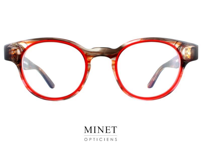 Très belles lunettes optiques de chez Thierry Lasry, les Dynamity. Ces lunettes nous apportent un contracte original entre les verres ronds de petite taille et les branches larges. Le contraste se fait aussi au niveau des couleurs. Les verres sont entourés d'un fin liseret rouge. Alors que le reste de la monture varie entre le cristal le brun et un peu de noir donnant un effet de fumée. 