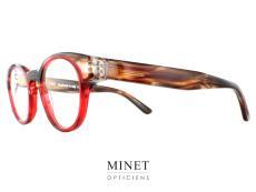 Très belles lunettes optiques de chez Thierry Lasry, les Dynamity. Ces lunettes nous apportent un contracte original entre les verres ronds de petite taille et les branches larges. Le contraste se fait aussi au niveau des couleurs. Les verres sont entourés d'un fin liseret rouge. Alors que le reste de la monture varie entre le cristal le brun et un peu de noir donnant un effet de fumée. 