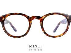 Les lunettes "Thierry Lasry Lonely" sont des montures optiques rondes légèrement pentos, ce qui signifie qu'elles ont une forme légèrement allongée sur les côtés. Ces montures offrent un équilibre parfait entre style rétro et modernité. Ce qui distingue les "Thierry Lasry Lonely", ce sont leurs couleurs vibrantes et audacieuses. La marque Thierry Lasry est réputée pour son utilisation créative des couleurs, et ces montures ne font pas exception. Elles sont disponibles dans une variété de teintes vives et attrayantes, allant des tons classiques aux combinaisons de couleurs uniques. Les "Thierry Lasry Lonely" se caractérisent également par leurs larges branches, qui offrent une présence visuelle marquée. Les branches peuvent être ornées de détails subtils ou de motifs spéciaux, ajoutant une touche d'élégance supplémentaire à ces montures déjà accrocheuses. Ces lunettes sont conçues avec soin pour offrir un ajustement confortable et une esthétique à la fois élégante et excentrique. Les matériaux de haute qualité, tels que l'acétate, sont utilisés pour leur construction, garantissant ainsi leur durabilité et leur légèreté. Les "Thierry Lasry Lonely" sont idéales pour ceux qui recherchent des montures optiques rondes et colorées avec une touche de style unique. Elles permettent d'exprimer une personnalité audacieuse et de se démarquer de manière élégante. Veuillez noter que cette description est basée sur les informations que vous avez fournies, mais étant donné que les "Thierry Lasry Lonely" sont une référence hypothétique, il est recommandé de vérifier les informations exactes et les modèles réels directement auprès de la marque Thierry Lasry ou de leurs revendeurs agréés.