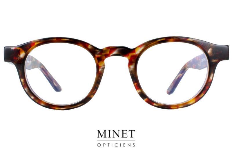 Les lunettes "Thierry Lasry Lonely" sont des montures optiques rondes légèrement pentos, ce qui signifie qu'elles ont une forme légèrement allongée sur les côtés. Ces montures offrent un équilibre parfait entre style rétro et modernité. Ce qui distingue les "Thierry Lasry Lonely", ce sont leurs couleurs vibrantes et audacieuses. La marque Thierry Lasry est réputée pour son utilisation créative des couleurs, et ces montures ne font pas exception. Elles sont disponibles dans une variété de teintes vives et attrayantes, allant des tons classiques aux combinaisons de couleurs uniques. Les "Thierry Lasry Lonely" se caractérisent également par leurs larges branches, qui offrent une présence visuelle marquée. Les branches peuvent être ornées de détails subtils ou de motifs spéciaux, ajoutant une touche d'élégance supplémentaire à ces montures déjà accrocheuses. Ces lunettes sont conçues avec soin pour offrir un ajustement confortable et une esthétique à la fois élégante et excentrique. Les matériaux de haute qualité, tels que l'acétate, sont utilisés pour leur construction, garantissant ainsi leur durabilité et leur légèreté. Les "Thierry Lasry Lonely" sont idéales pour ceux qui recherchent des montures optiques rondes et colorées avec une touche de style unique. Elles permettent d'exprimer une personnalité audacieuse et de se démarquer de manière élégante. Veuillez noter que cette description est basée sur les informations que vous avez fournies, mais étant donné que les "Thierry Lasry Lonely" sont une référence hypothétique, il est recommandé de vérifier les informations exactes et les modèles réels directement auprès de la marque Thierry Lasry ou de leurs revendeurs agréés.