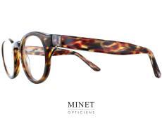 Les lunettes "Thierry Lasry Lonely" sont des montures optiques rondes légèrement pentos, ce qui signifie qu'elles ont une forme légèrement allongée sur les côtés. Ces montures offrent un équilibre parfait entre style rétro et modernité. Ce qui distingue les "Thierry Lasry Lonely", ce sont leurs couleurs vibrantes et audacieuses. La marque Thierry Lasry est réputée pour son utilisation créative des couleurs, et ces montures ne font pas exception. Elles sont disponibles dans une variété de teintes vives et attrayantes, allant des tons classiques aux combinaisons de couleurs uniques. Les "Thierry Lasry Lonely" se caractérisent également par leurs larges branches, qui offrent une présence visuelle marquée. Les branches peuvent être ornées de détails subtils ou de motifs spéciaux, ajoutant une touche d'élégance supplémentaire à ces montures déjà accrocheuses. Ces lunettes sont conçues avec soin pour offrir un ajustement confortable et une esthétique à la fois élégante et excentrique. Les matériaux de haute qualité, tels que l'acétate, sont utilisés pour leur construction, garantissant ainsi leur durabilité et leur légèreté. Les "Thierry Lasry Lonely" sont idéales pour ceux qui recherchent des montures optiques rondes et colorées avec une touche de style unique. Elles permettent d'exprimer une personnalité audacieuse et de se démarquer de manière élégante. Veuillez noter que cette description est basée sur les informations que vous avez fournies, mais étant donné que les "Thierry Lasry Lonely" sont une référence hypothétique, il est recommandé de vérifier les informations exactes et les modèles réels directement auprès de la marque Thierry Lasry ou de leurs revendeurs agréés.