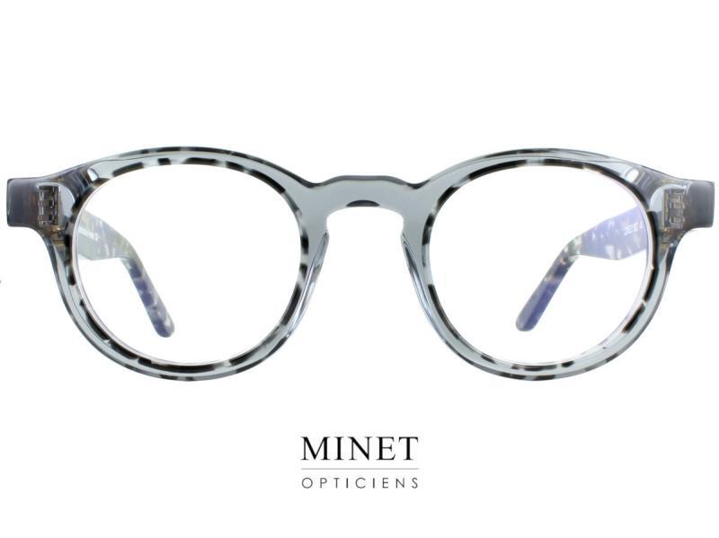 Les lunettes "Thierry Lasry Lonely" sont des montures optiques rondes légèrement pentos, ce qui signifie qu'elles ont une forme légèrement allongée sur les côtés. Ces montures offrent un équilibre parfait entre style rétro et modernité. Ce qui distingue les "Thierry Lasry Lonely", ce sont leurs couleurs vibrantes et audacieuses. La marque Thierry Lasry est réputée pour son utilisation créative des couleurs, et ces montures ne font pas exception. Elles sont disponibles dans une variété de teintes vives et attrayantes, allant des tons classiques aux combinaisons de couleurs uniques. Les "Thierry Lasry Lonely" se caractérisent également par leurs larges branches, qui offrent une présence visuelle marquée. Les branches peuvent être ornées de détails subtils ou de motifs spéciaux, ajoutant une touche d'élégance supplémentaire à ces montures déjà accrocheuses. Ces lunettes sont conçues avec soin pour offrir un ajustement confortable et une esthétique à la fois élégante et excentrique. Les matériaux de haute qualité, tels que l'acétate, sont utilisés pour leur construction, garantissant ainsi leur durabilité et leur légèreté. Les "Thierry Lasry Lonely" sont idéales pour ceux qui recherchent des montures optiques rondes et colorées avec une touche de style unique. Elles permettent d'exprimer une personnalité audacieuse et de se démarquer de manière élégante. Veuillez noter que cette description est basée sur les informations que vous avez fournies, mais étant donné que les "Thierry Lasry Lonely" sont une référence hypothétique, il est recommandé de vérifier les informations exactes et les modèles réels directement auprès de la marque Thierry Lasry ou de leurs revendeurs agréés.