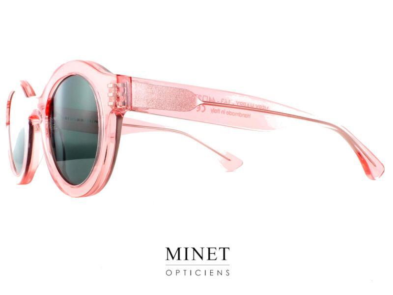  Thierry Lasry VERY HAPPY  Petite solaire ronde qui sort du lot de par son design et aussi grâce a sa couleur Acid Bubble Gum. Un véritable vent de bonne humeur. Le simple fait de les porter vous fera sourire ainsi que votre entourage. 