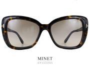 Découvrez les lunettes de soleil Tom Ford Maeve TF1008, une véritable déclaration de style pour les femmes audacieuses et sophistiquées. Avec leur forme papillon prononcée, ces solaires captivent immédiatement l'attention et ajoutent une touche de glamour rétro à votre look. Le design distinctif des lunettes de soleil Maeve TF1008 combine habilement des lignes fluides et élégantes avec une esthétique audacieuse. La forme papillon offre une touche féminine et accrocheuse, rehaussant instantanément votre apparence avec une dose de charme vintage. Que vous les portiez lors d'une escapade ensoleillée, d'une journée en ville ou d'une occasion spéciale, ces solaires mettront en valeur votre style unique avec une élégance incomparable.