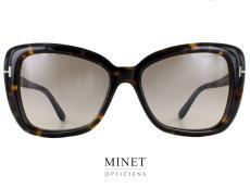 Découvrez les lunettes de soleil Tom Ford Maeve TF1008, une véritable déclaration de style pour les femmes audacieuses et sophistiquées. Avec leur forme papillon prononcée, ces solaires captivent immédiatement l'attention et ajoutent une touche de glamour rétro à votre look. Le design distinctif des lunettes de soleil Maeve TF1008 combine habilement des lignes fluides et élégantes avec une esthétique audacieuse. La forme papillon offre une touche féminine et accrocheuse, rehaussant instantanément votre apparence avec une dose de charme vintage. Que vous les portiez lors d'une escapade ensoleillée, d'une journée en ville ou d'une occasion spéciale, ces solaires mettront en valeur votre style unique avec une élégance incomparable.