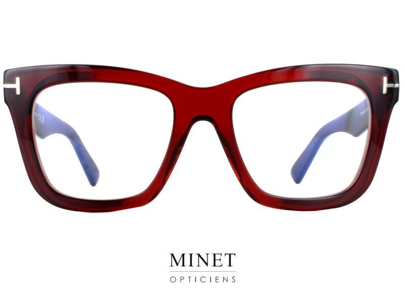 Les lunettes optiques pour dames Tom Ford TF5881-B sont un choix parfait pour celles qui cherchent à allier style et fonctionnalité. Avec leurs montures épaisses bordeaux translucides, elles se distinguent par leur élégance moderne et leur aspect raffiné. La caractéristique distinctive de ces lunettes réside dans le logo "T" subtilement intégré sur la face, qui se prolonge gracieusement sur les branches. Ce détail distinctif ajoute une touche de sophistication et d'originalité à la conception globale des lunettes. En plus de leur esthétique saisissante, les lunettes Tom Ford TF5881-B sont fabriquées avec une attention méticuleuse aux détails. Les matériaux de haute qualité utilisés garantissent une durabilité exceptionnelle et un ajustement confortable. Les montures épaisses offrent une stabilité supplémentaire, tandis que la teinte bordeaux translucide ajoute une subtile touche de couleur qui se marie bien avec divers styles vestimentaires. Ces lunettes optiques sont également conçues pour offrir une expérience visuelle optimale. Grâce à leur forme bien étudiée, elles peuvent accueillir facilement des verres correcteurs de différentes puissances, offrant ainsi une vision nette et claire à celles qui en ont besoin. Que ce soit pour une utilisation quotidienne au travail, pour une sortie décontractée entre amis ou pour une occasion spéciale, les lunettes Tom Ford TF5881-B sont un accessoire polyvalent qui rehaussera instantanément votre apparence. Elles vous permettront de faire une déclaration de style audacieuse tout en bénéficiant du confort et de la qualité supérieure qui caractérisent les produits Tom Ford.