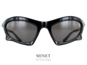 Les lunettes de soleil rectangulaires chauve-souris Balenciaga BB0229S sont l'incarnation parfaite de l'audace et de l'originalité. Ces solaires sont conçues pour les amateurs de sport qui recherchent un accessoire qui se démarque avec un look "chauve-souris" saisissant. Le design de ces lunettes de soleil BB0229S est audacieux et innovant. Leur forme rectangulaire, combinée à des détails inspirés des ailes de chauve-souris, crée un aspect unique et distinctif. Ces lunettes ont été conçues pour les esprits aventureux qui veulent repousser les limites de la mode. Comme les autres modèles de lunettes de sport de Balenciaga, les BB0229S sont conçues pour la performance. Elles offrent une protection maximale contre les rayons du soleil grâce à leurs verres de qualité supérieure, tout en restant confortables et légères à porter pendant les activités sportives. La monture de ces lunettes de soleil est spécialement conçue pour un ajustement parfait et une tenue sécurisée pendant les mouvements rapides. Les branches sont robustes et assurent un maintien optimal sur le visage. Leur esthétique rappelle les ailes étendues d'une chauve-souris, ajoutant une touche d'originalité et de dynamisme à ces solaires. Les lunettes de soleil rectangulaires chauve-souris Balenciaga BB0229S sont destinées à ceux qui osent se démarquer et embrassent leur individualité. Que vous les portiez pour des activités sportives intenses ou simplement pour ajouter une touche de singularité à votre style quotidien, ces lunettes vous permettront de vous démarquer avec assurance et originalité.